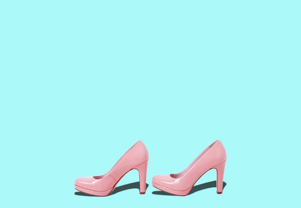 Moda kobieta różowe buty na obcasach. Damskie obuwie codzienny design na białym tle na niebieskim tle z wolnego miejsca dla tekstu. — Zdjęcie stockowe