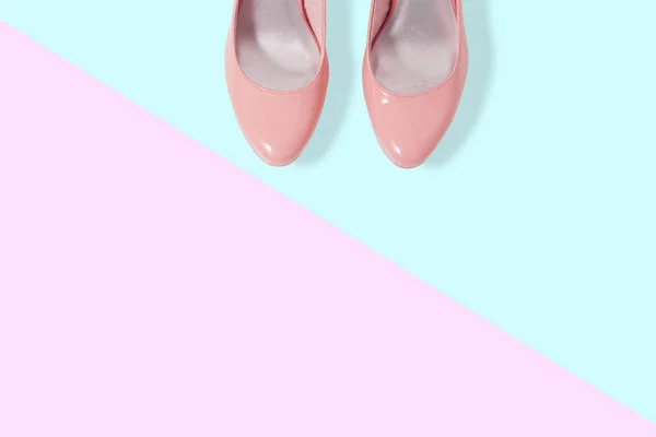 Moda kadın pembe topuklu ayakkabılar. Metin için boş alan ile renkli arka plan üzerinde izole kadın ayakkabı rahat tasarım. — Stok fotoğraf
