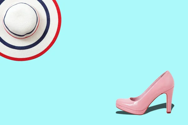 Moda kobieta różowe buty na obcasach. Damskie obuwie codzienny design na białym tle na niebieskim tle z wolnego miejsca dla tekstu. — Zdjęcie stockowe