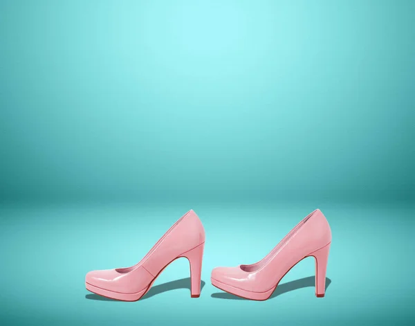 Mode perempuan sepatu merah muda dengan tumit. Womens desain alas kaki biasa diisolasi di latar belakang biru dengan ruang kosong untuk teks . — Stok Foto