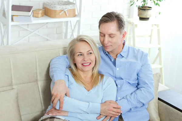 Casal feliz no amor abraçar uns aos outros na cama em casa — Fotografia de Stock