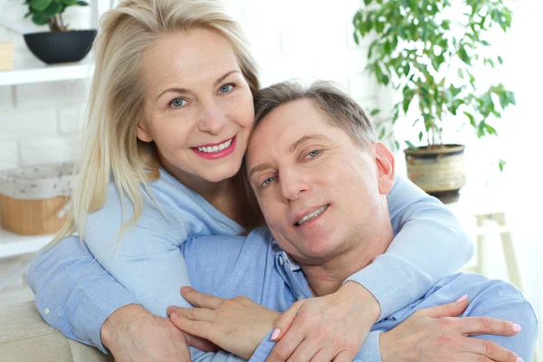 De cerca foto de alegre emocionado feliz felizmente feliz con la sonrisa brillante dentadura rubia atractiva mujer y hombre, ella lo está abrazando por la espalda y besos — Foto de Stock