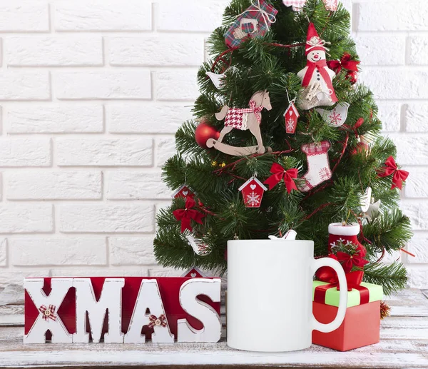 冬のマグカップモックアップ、クリスマスの背景を持つ空白のカップ。お祝いの背景に新年の装飾. — ストック写真