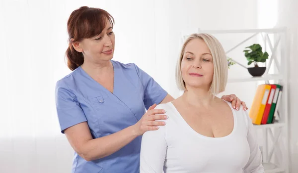 Image de la femme d'âge moyen pendant la réadaptation dans une clinique professionnelle — Photo