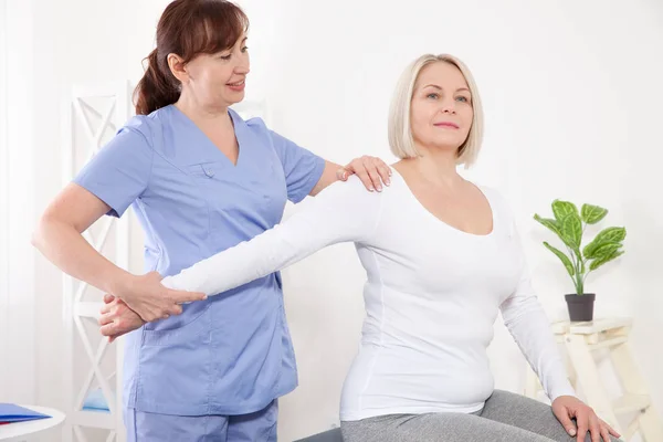 Image de la femme d'âge moyen pendant la réadaptation dans une clinique professionnelle — Photo