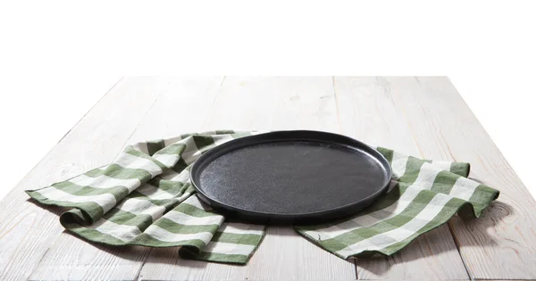 Černá deska nebo podnos nebo Pizza deska s ubrus na dřevěném stole. Pohled shora — Stock fotografie