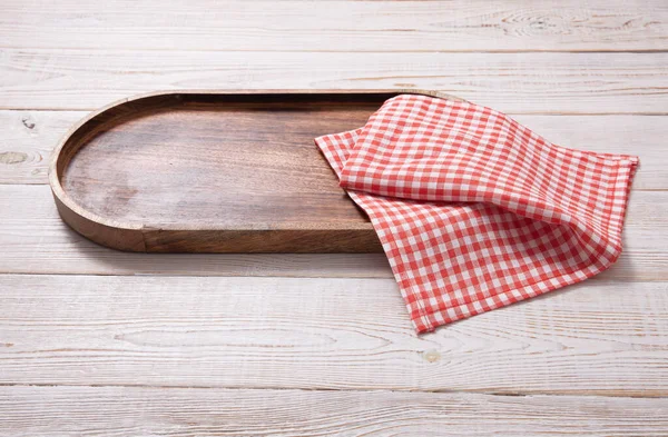 Svart plåt eller bricka, eller pizza ombord, med bordsduk på träbord. Översta vyn utkast — Stockfoto