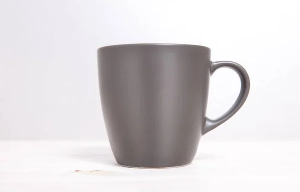 Mug Mockup 。木制桌子上的灰色杯子. — 图库照片