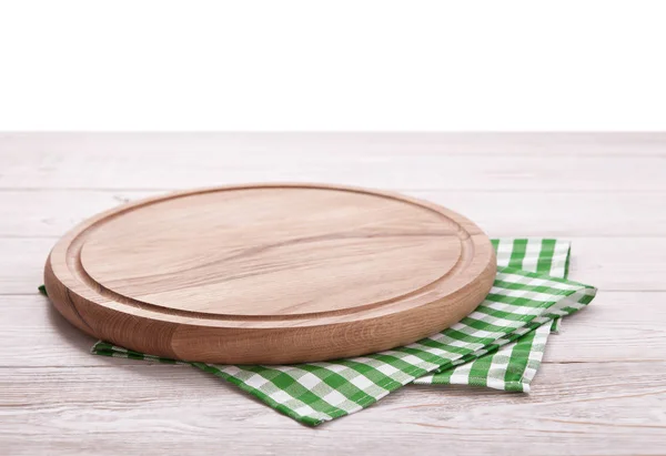 Placa de pizza, com guardanapo sobre mesa de madeira isolada. Top vista mockup — Fotografia de Stock