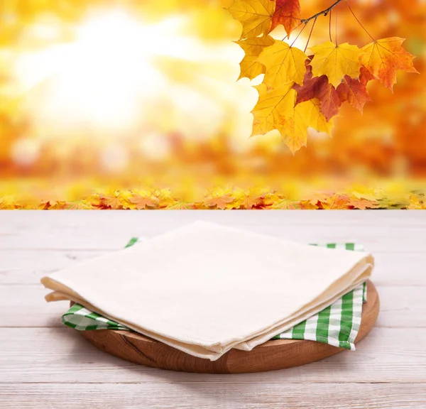 Pizzaschachtel mit Tischdecke auf Holztisch. Herbsthintergrund. Attrappe von oben. Selektiver Fokus. — Stockfoto