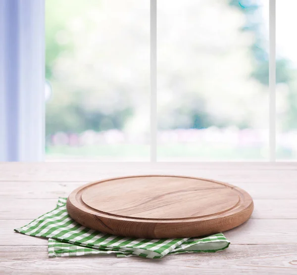Tavola pizza vuota con tovaglia sul tavolo e finestra della cucina sfondo sfocato — Foto Stock