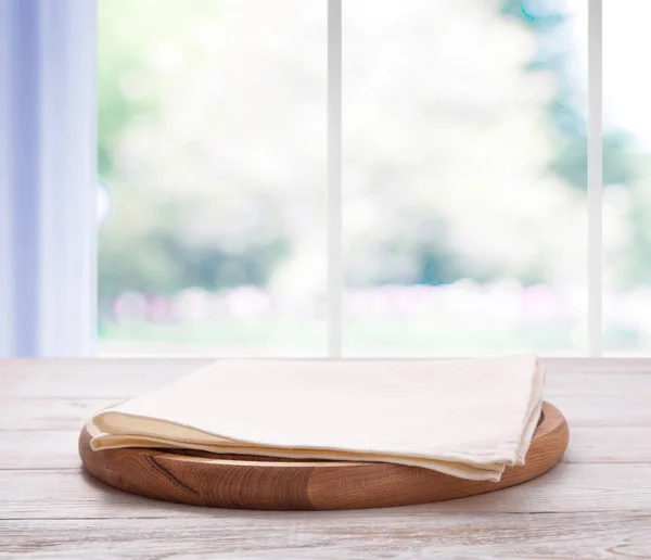 Tavola pizza vuota con tovaglia sul tavolo e finestra della cucina sfondo sfocato — Foto Stock