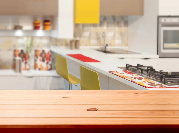 Cocina, fondo. Mesa de madera con textura vacía y estantes de la ventana de la cocina fondo borroso —  Fotos de Stock