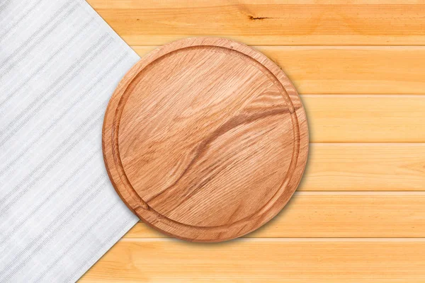 Nappe et plateau de pizza sur table vintage en bois. Modèle de vue du dessus — Photo