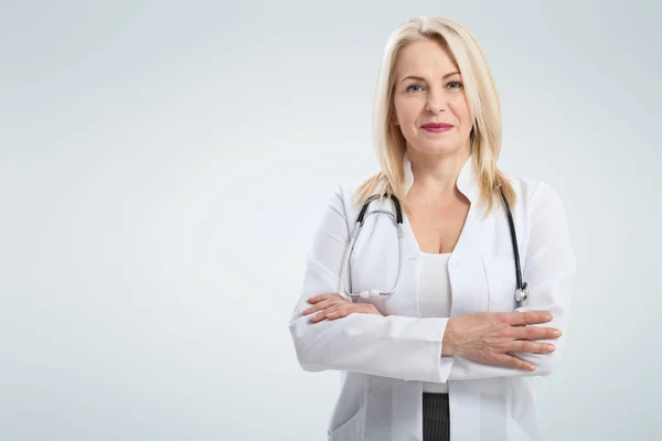 Un medico sorridente. isolato su sfondo bianco — Foto Stock