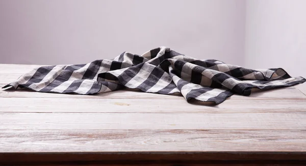 Tovagliolo su tavolo di legno bianco. Scherza per il design. Vista dall'alto . — Foto Stock