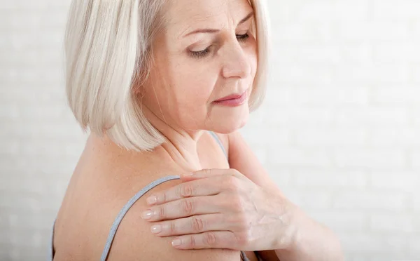 Vrouw met pijn in de schouder. Pijn in het menselijk lichaam, gezondheidszorgconcept. — Stockfoto