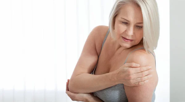 Frau mit Schmerzen in der Schulter. Schmerzen im menschlichen Körper, Gesundheitskonzept. — Stockfoto