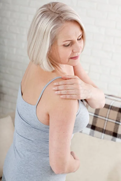 Mulher com dor no ombro. Dor no corpo humano, conceito de cuidados de saúde . — Fotografia de Stock