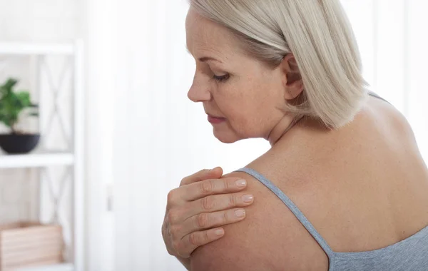 Frau mit Schmerzen in der Schulter. Schmerzen im menschlichen Körper, Gesundheitskonzept. — Stockfoto