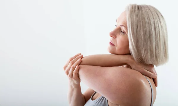 Vrouw met pijn in haar arm, elleboog. Pijn in het menselijk lichaam, gezondheidszorgconcept. — Stockfoto