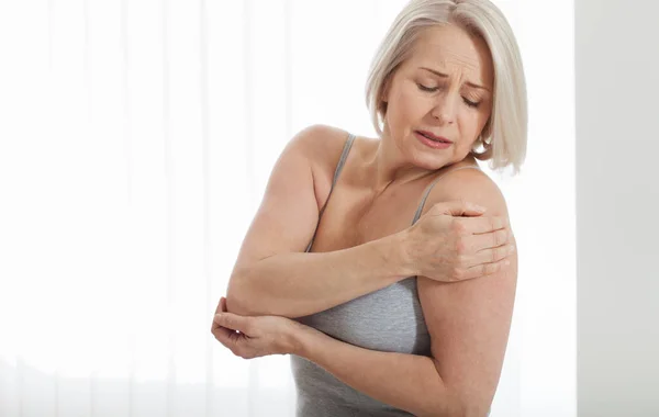 Vrouw met pijn in de schouder. Pijn in het menselijk lichaam, gezondheidszorgconcept. — Stockfoto