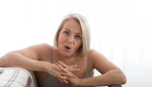 En colère souligné femme âgée d'âge moyen ennuyé avec des problèmes, fou worad dame mature frustré par les mauvaises nouvelles à la maison — Photo