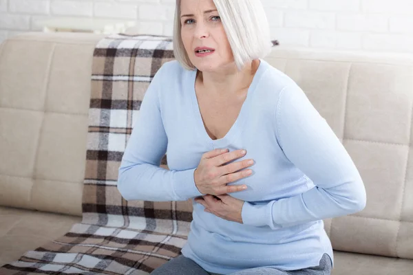 Porträt einer Frau mittleren Alters mit Herzinfarkt — Stockfoto