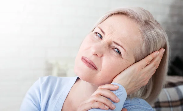 Zumbido. close up perfil lateral doente fêmea tendo dor de ouvido tocando sua cabeça dolorosa . — Fotografia de Stock