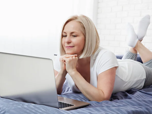 Atractiva mujer de mediana edad navegando por Internet — Foto de Stock