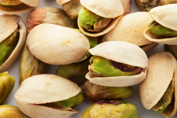 Pistachio nuts. Many pistachios as a background, texture top view — Stock Photo, Image