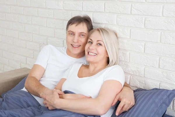 Reife heterosexuelle schöne Paar liegend auf Bett im Schlafzimmer — Stockfoto