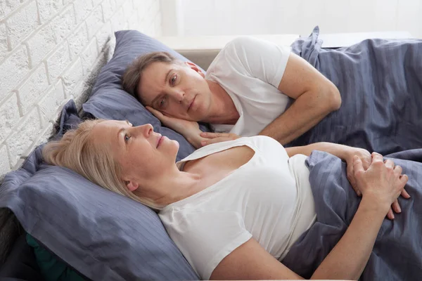 Nieszczęśliwa para w średnim wieku w sypialni w domu — Zdjęcie stockowe