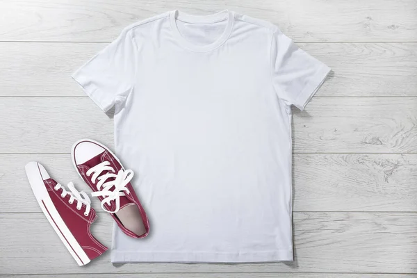 Tシャツのデザインのファッションコンセプトは、女性、男性と男の子の空白の白いTシャツで、シャツの前に隔離された閉鎖。モックアップ. — ストック写真