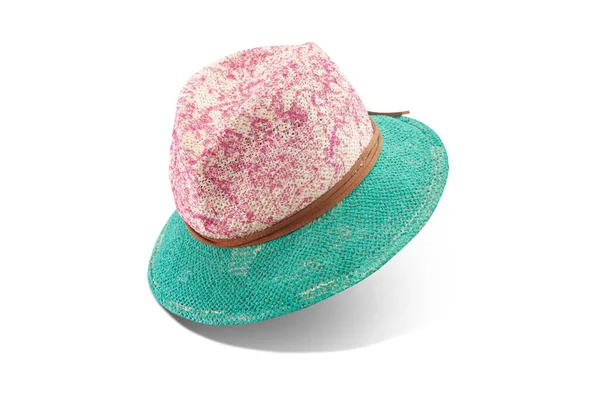 Grazioso cappello di paglia con nastro e fiocco su sfondo bianco. Cappello da spiaggia vista dall'alto isolato — Foto Stock
