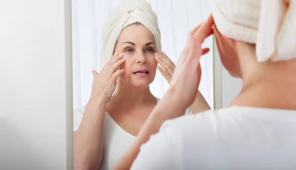 Senyum wanita paruh baya puas dengan kecantikan alamnya. Konsep perawatan wajah kosmetik — Stok Foto