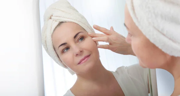 Smiling middle aged woman satisfied with her nature beauty. Cosmetic facial care concept — Stock Photo, Image