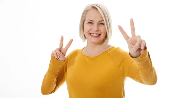 Feliz mujer emocionada mostrando el signo de la victoria Fotos de stock libres de derechos