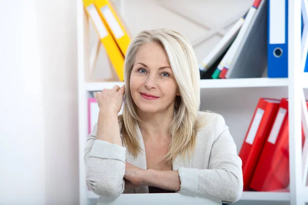 Modern businesswoman. Beautiful middle aged woman looking at camera — Stock Photo, Image