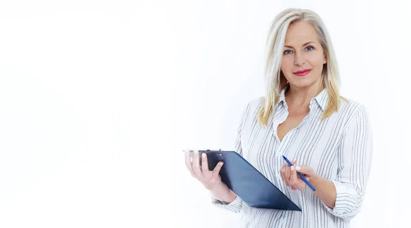 Business woman in white shirt holds pen and folder with files isolated on white background — Stock Photo, Image