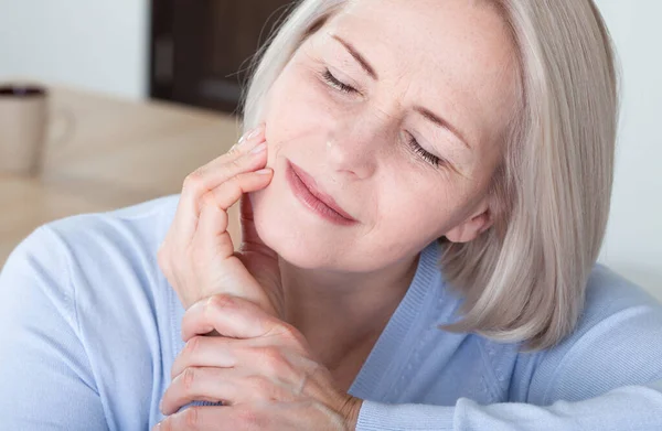 Problème de dents. Une femme a mal aux dents. Gros plan de belles personnes d'âge moyen souffrant d'un fort mal de dents. Dents douloureuses attractives pour les femmes. Concept de santé et de soins dentaires. Haute résolution . — Photo