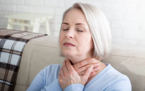 Konzept Coronavirus, Covid-19 Atemwegserkrankung mit Angabe der Schmerzortung.Frau leidet unter Stress oder Kopfschmerzen Grimassen vor Schmerzen, wenn sie den Nacken hält — Stockfoto