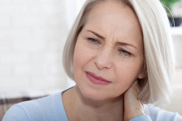 Vrouw met pijn in haar nek, medisch schot thuis. Concept foto met aanduiding van de locatie van de pijn. — Stockfoto