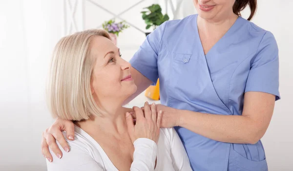 Doctor and patient in rehabilitation clinic. Closeup — Stock Photo, Image