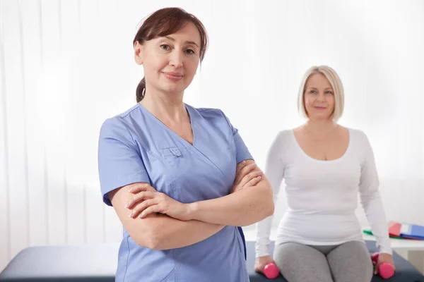 Doktor ve hasta rehabilitasyon kliniğinde. Yakın çekim. — Stok fotoğraf