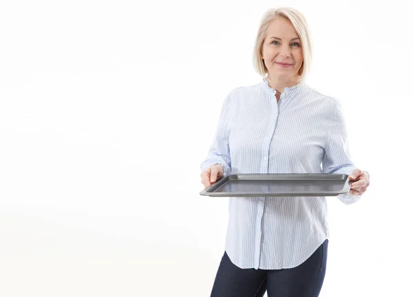 Κουζίνα γυναίκα δίνει άδειο δίσκο για τα διαφημιστικά προϊόντα σας απομονώνονται σε λευκό φόντο. Προσομοιωτής για χρήση — Φωτογραφία Αρχείου