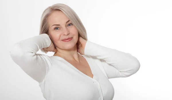 Attraente Donna Mezza Età Sorrisi Emotivamente Posa Studio Sfondo Bianco — Foto Stock