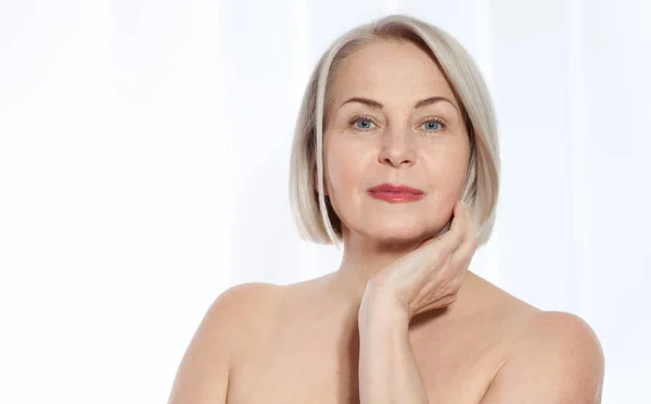 Beautiful middle-aged blonde woman shows off her perfectly well-groomed face. Plastic surgery collagen injections. Macro face. Selective focus on face. Realistic images with their own imperfections. — Stock Photo, Image