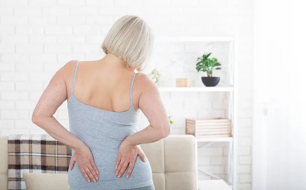 Femme d'âge moyen avec douleur dans le dos et le bas du dos. Concept photo avec indication de l'emplacement de la douleur. Concept de soins de santé — Photo