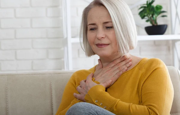 Боль в горле женщина средних лет дома . — стоковое фото